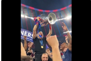 恩里克赛后被扛起庆祝夺冠，罗马诺：多么棒的教练！